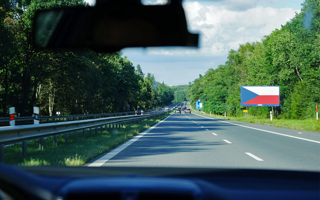 Proč se na billboardech kolem D4 objevuje motiv české vlajky?
