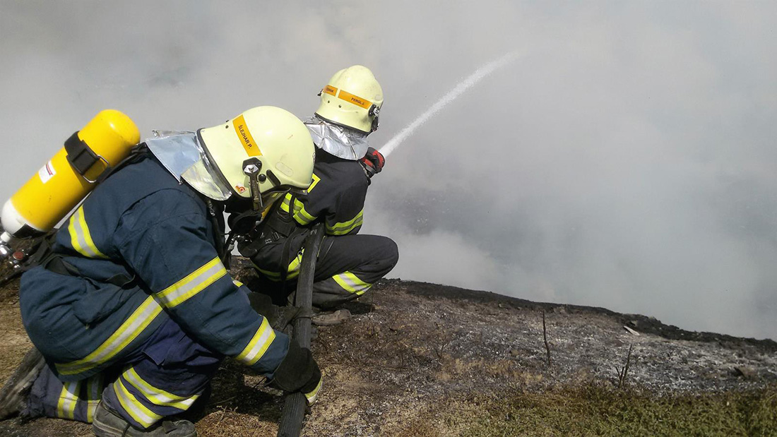 Skrytá ohniska při požáru skládky u Stašova trápila hasiče dva týdny  I  foto: archiv HZS ČR