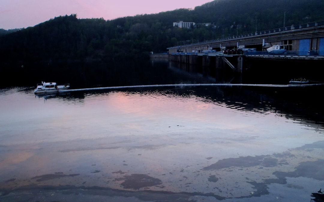 Na hladinu Orlické přehrady unikly ropné látky